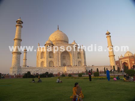 Splendor Of Taj Mahal
