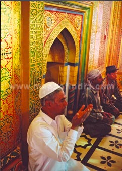 Devotees at Nizamuddin Dargah