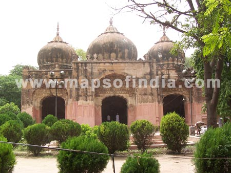 The mosque at Qudsia Bagh