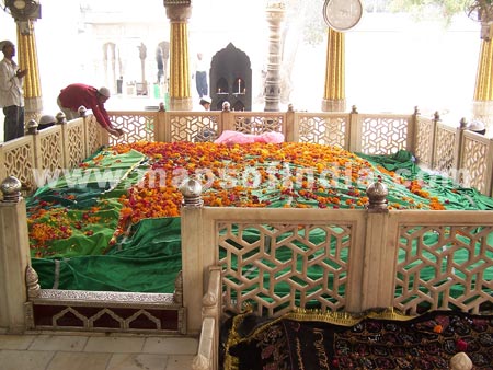 The Mazaar, Qutub Sahib Dargah