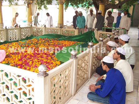 Devotees around Mazaar, Qutub Sahib Dargah
