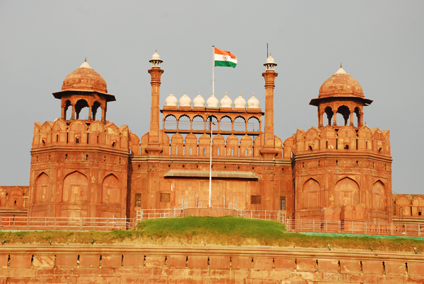 http://www.mapsofindia.com/india-images/delhi/landmarks/Red_fort/Red-For-building-with-India-flag-at-the-background.JPG