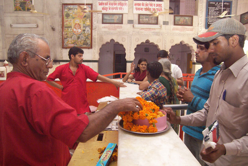 Priests and devotees at the Ganesh Temple Moti Dungri