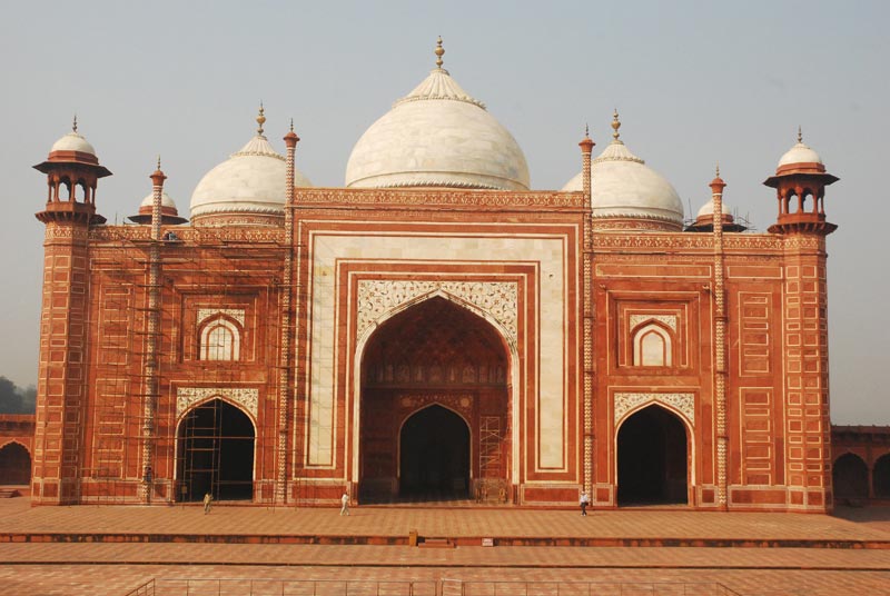 Where is the taj mahal located