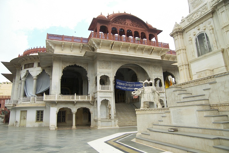 Lal-Jain-Mandir-main-temple-and-compound