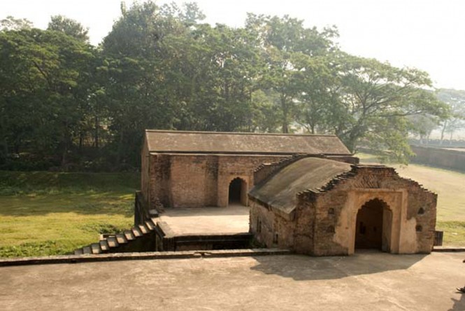 असम में तलातल घर - सभी अहोम स्मारकों में सबसे बड़ा