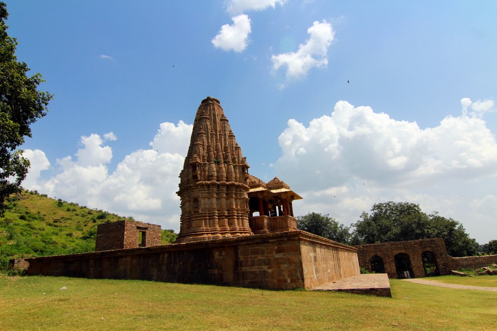 भानगढ़ किले के भीतर सोमनाथ मंदिर