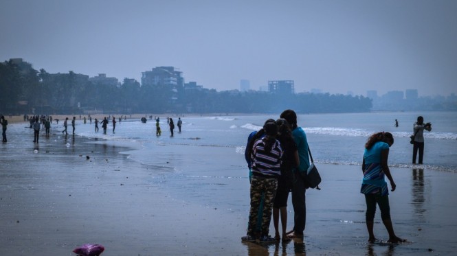 People enjoying at Juhu Beach