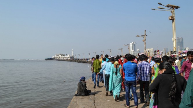 People heading towards Haji Ali dargah