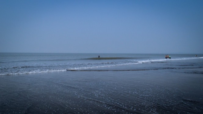 Roaring sea waters on the Juhu Beach