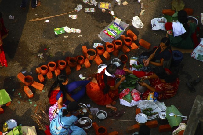 Women performing their rituals in Attukal Pongala