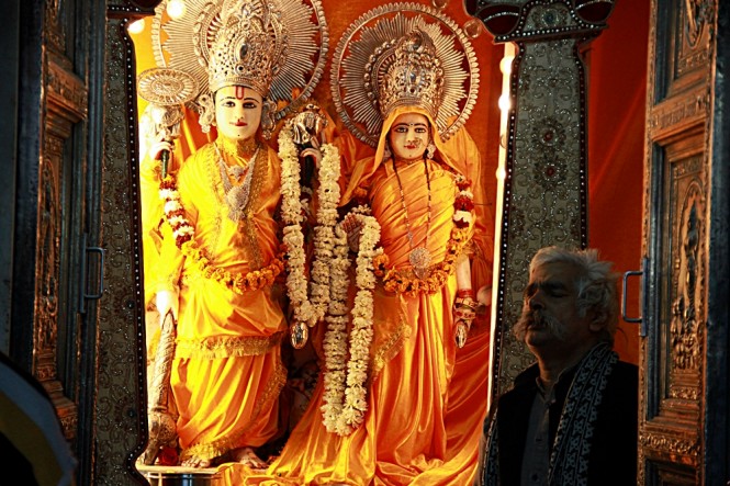 A devotee at Gauri Shankar Temple