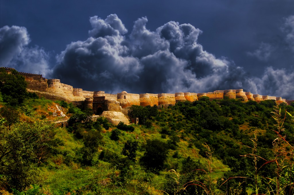 36 kms of wall at Kumbalgarh Fort which to repel armies of Mughal Empire .