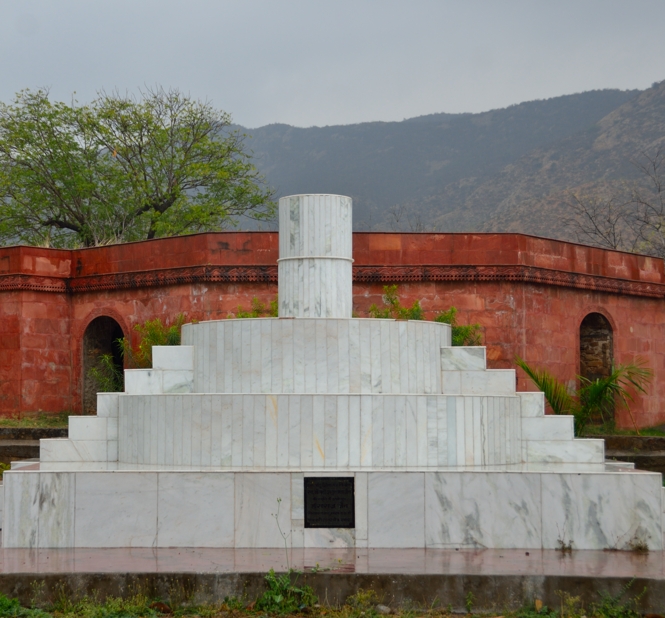Pandu Shila, a memorial near baoli