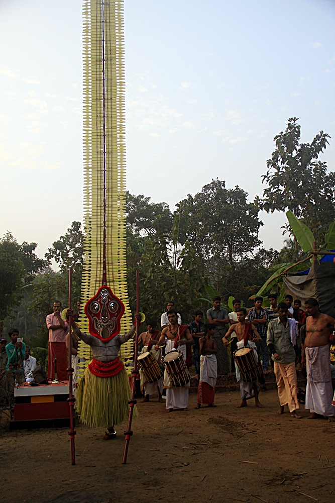 Gulikan Theyyam performing headgear
