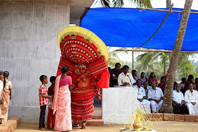 Puthiya Bhagavathy Theyyam Listening to devotees