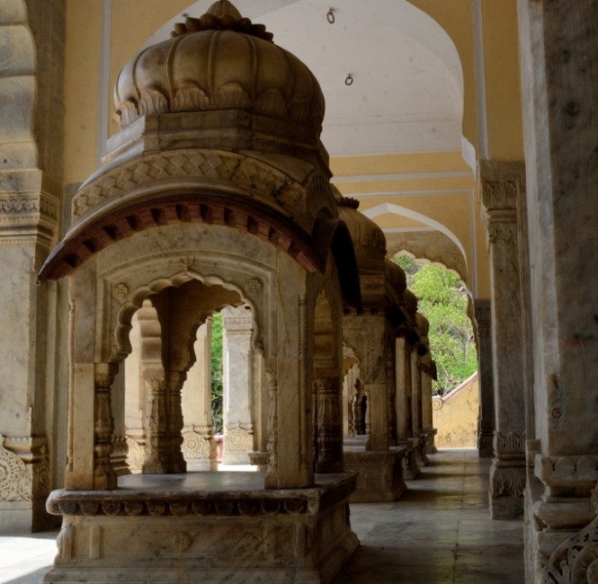 Small memorials of royal family at canopy courtyard