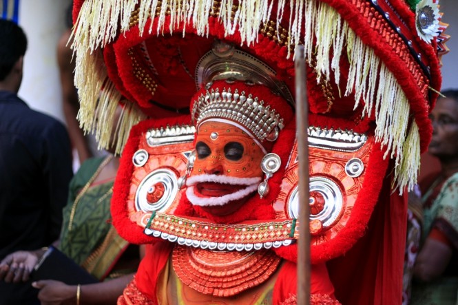 Sree Muthappan Theyyam blessing devotees