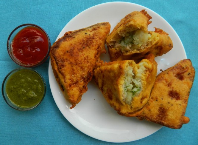 Aaloo Stuffed Bread Pakora