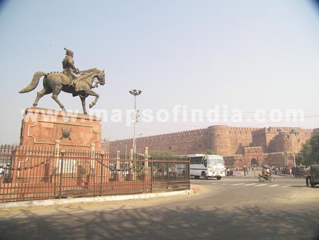 Memorial  Entering Red Fort