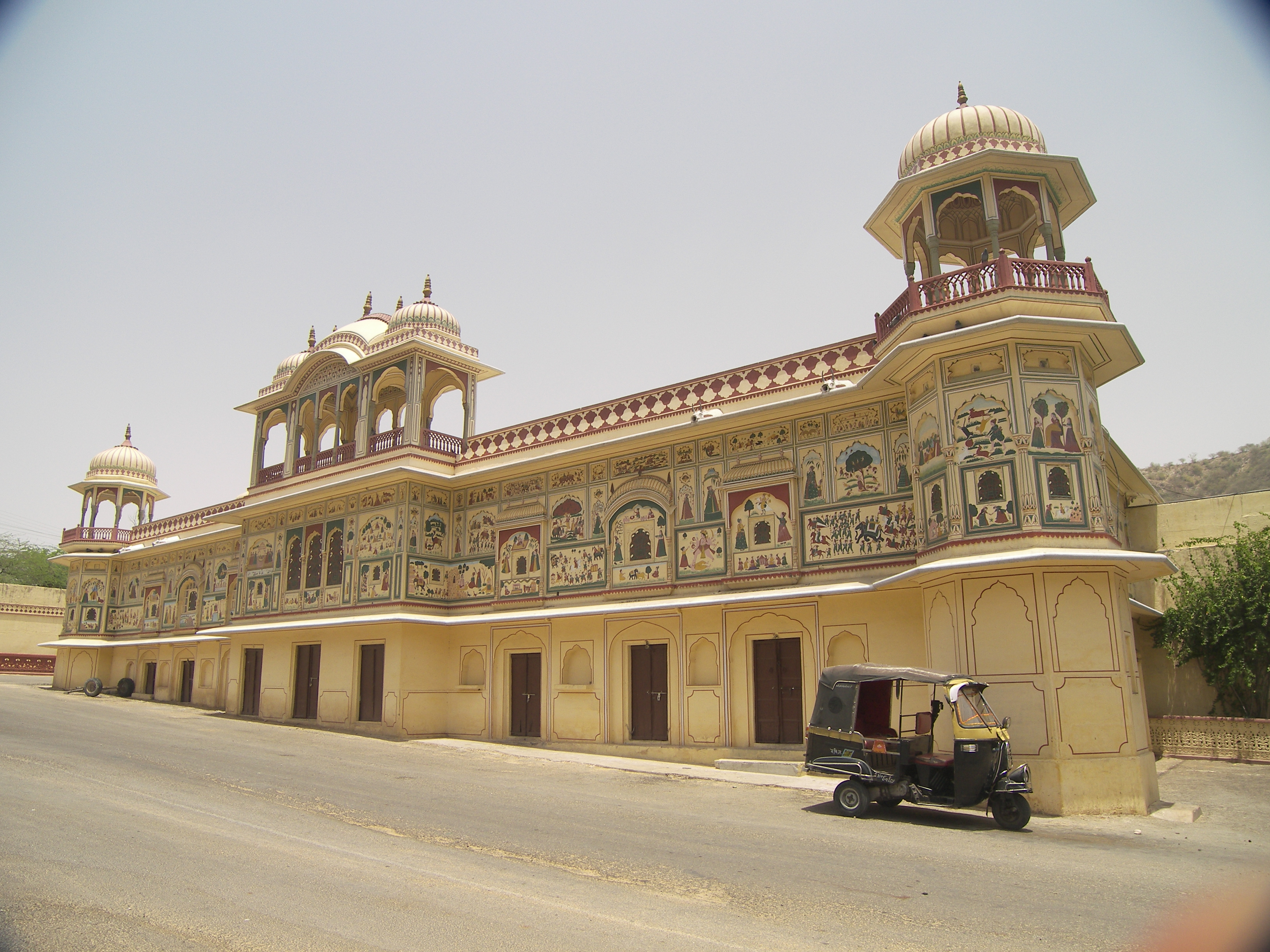 Outside-Sisodia-Rani-ka-Bagh-at-Galtaji