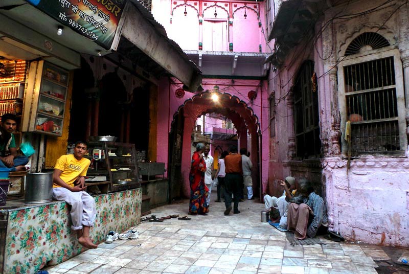 Way to Vishram Ghat Temple