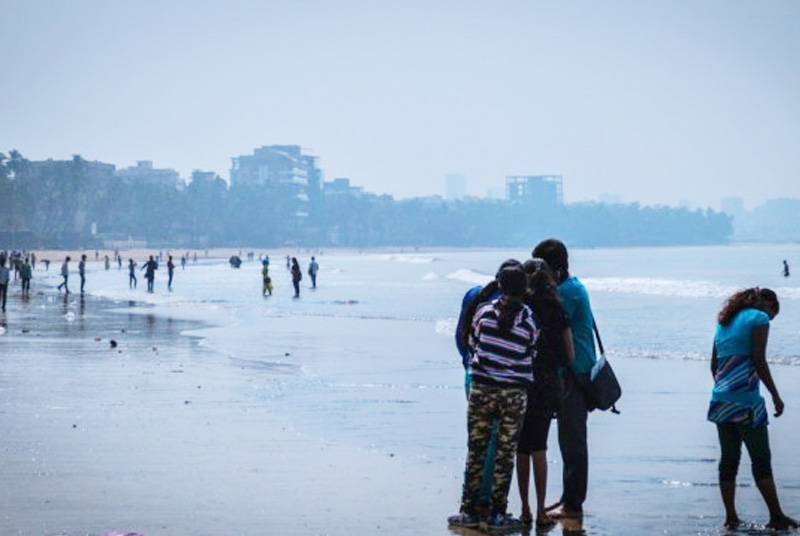 People enjoying their cozy time at Juhu beach